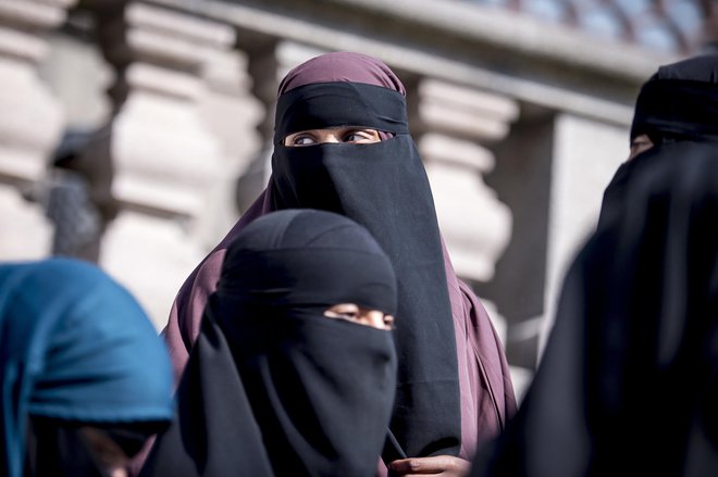 Ni znano, koliko žensk na Danskem nosi burko ali nikab. FOTO Mads Claus Rasmussen/AP