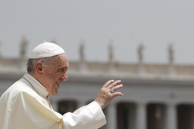 Papež Frančišek: Osramočen moram reči, da nismo poslušali in se nismo pravočasno odzvali. FOTO: AP