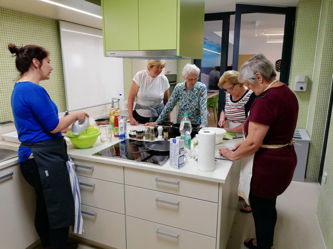 Prijetno, &raquo;kuharsko&laquo; druženje v oskrbovanih stanovanjih medgeneracijskega centra v Izoli Foto arhiv centra