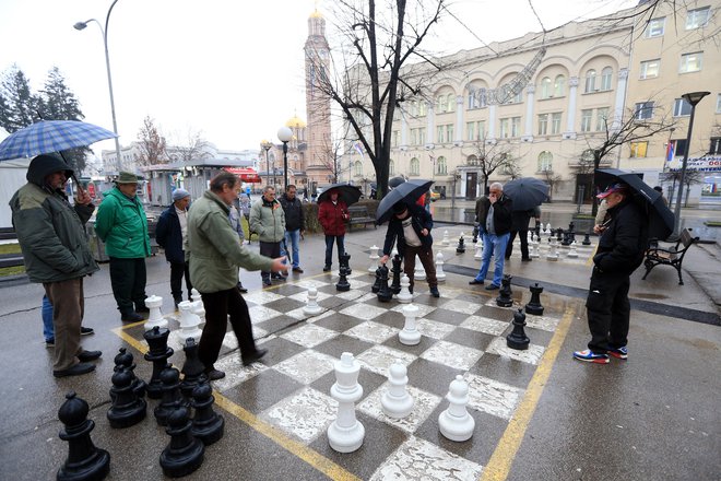 Upokojenec Milutin iz Banjaluke je eden od asov uličnega šaha za marko (pol evra). Pri pokojnini pod 200 evrov je to edina zabava, ki si jo lahko privošči. Foto Tomi Lombar