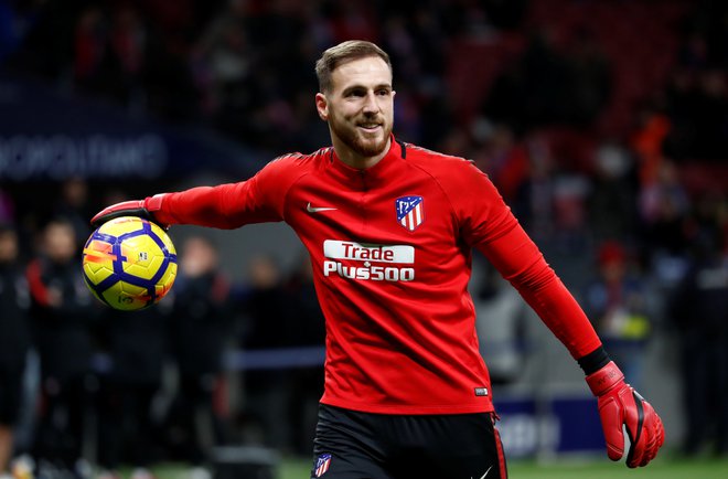 Samir Handanović in Jan Oblak (na fotografiji) ohranjata visoka položaja v boju za neuradni naslov najboljšega vratarja v Evropi. FOTO: Reuters