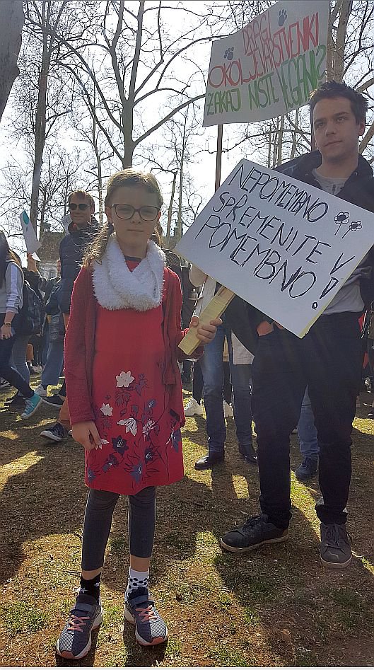 Med protestniki v Ljubljani je bila tudi šestletna Mara. Kot pravi, je prišla zato, da reši ta planet, ker noče, da postane ena velika gmota smeti. FOTO: Maja Prijatelj/Delo