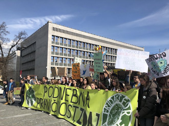 V Ljubljani so se protestniki najprej zbrali na Kongresnem trgu, nato pa so se premaknili še pred parlament. FOTO: Voranc Vogel/Delo