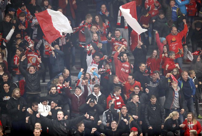 Na Jesenicah se želijo vrniti na nekdanjo raven priljubljenosti in polnih tribun.FOTO: Roman Šipić/Delo