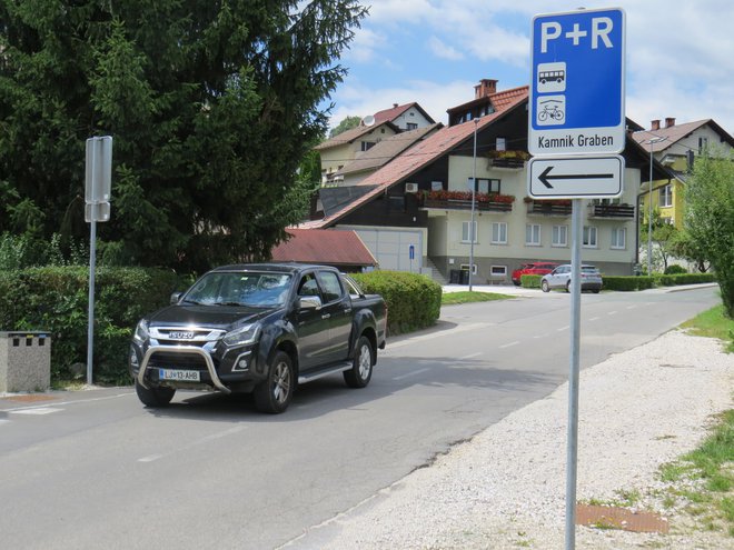 Na P+R Kamnik je na voljo 45 parkirišč, od tega so štiri parkirna mesta namenjena invalidom. Foto Bojan Rajšek