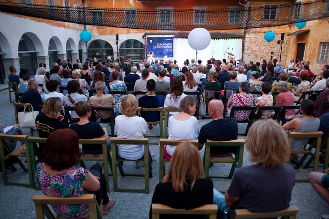 Letos bo razdalja med obiskovalci večja, kot je bila leta 2018, ko je bila posneta ta fotografija na gradu Grm. FOTO: Arhiv založbe Goga