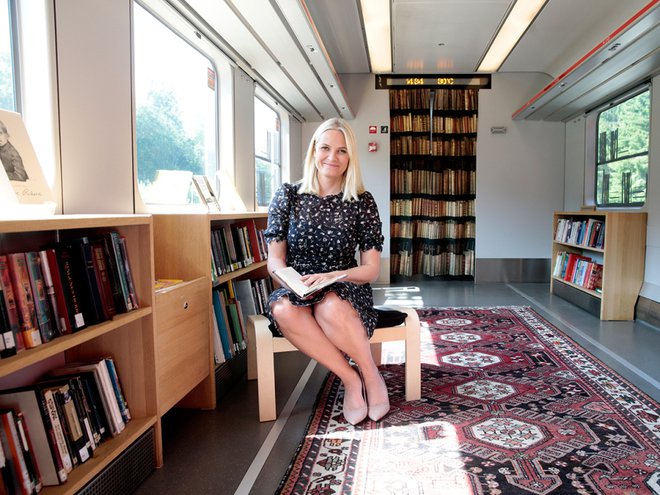 Norveška kronska princesa Mette-Marit, dolgoletna ambasadorka norveške literature po svetu, se je s princem Haakonom Magnusom v Frankfurt pripeljala z bralnim vlakom.