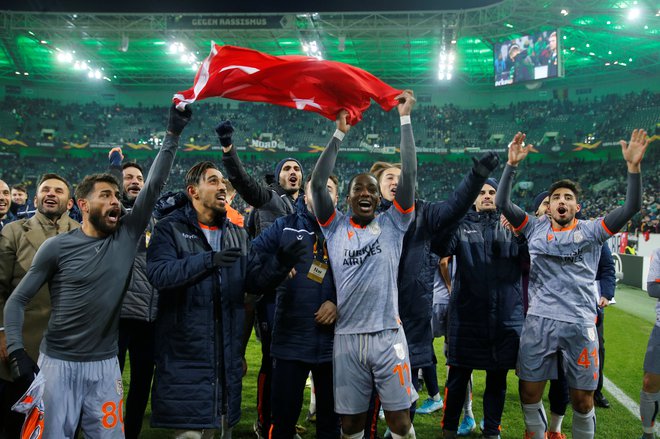 Mladi turški klub je pozdravil svoje privržence tudi po lanski tekmi evropske lige v Mönchengladbachu. FOTO: Leon Kuegeler/Reuters