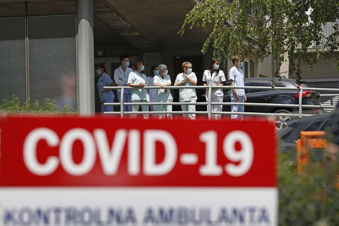 V Sloveniji so v ponedeljek potrdili 24 novih okužb s koronavirusom. FOTO: Leon Vidic/Delo