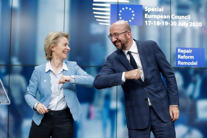 Predsedujoča evropski komisiji in evropskemu svetu Ursula von der Leyen in Charles Michel sta na koncu vendarle zadovoljna z dosežkom na trdih pogajanjih. Foto Stephanie Lecocq/AFP