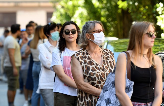 Od ponedeljka popoldne so na Hrvaškem potrdili še 49 okužb z novim koronavirusom, umrla je ena oseba s covidom-19. FOTO: Denis Lovrović/AFP