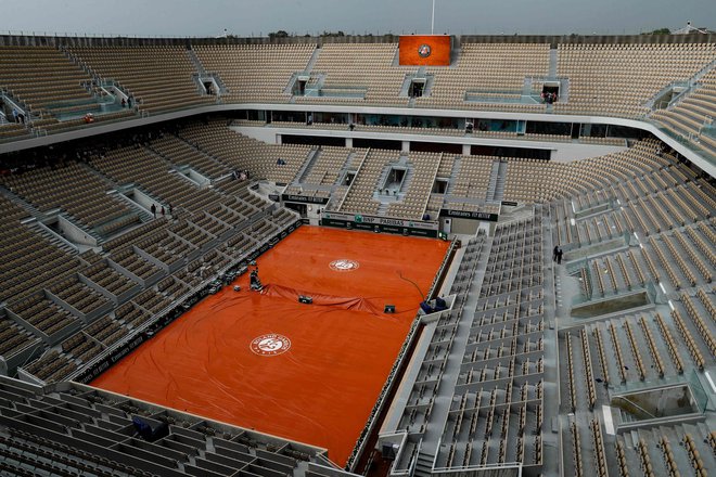 Prizor s štadiona v Roland Garrosu: to bi bila lahko v naslednjem obdobju začasna teniška realnost med dvoboji kjerkoli na svetu. FOTO: Thomas Samson/AFP