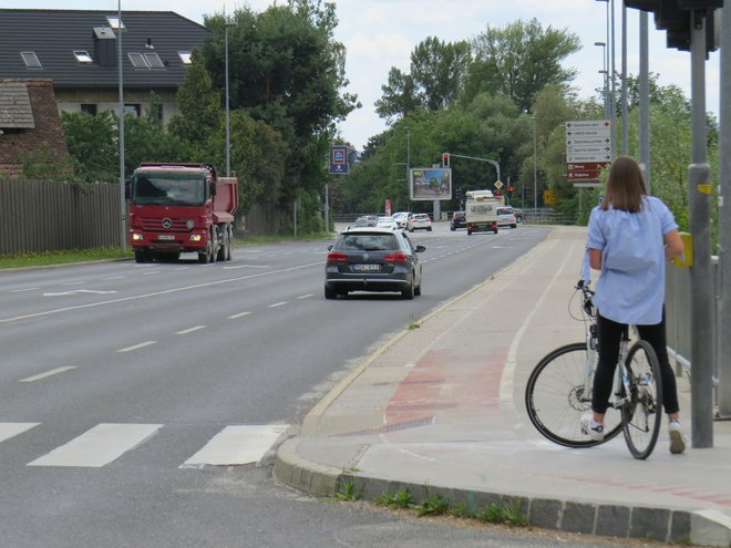 Kolesarska steza ob kamniški obvoznici kar kliče po barvi in čopiču. Foto Bojan Rajšek