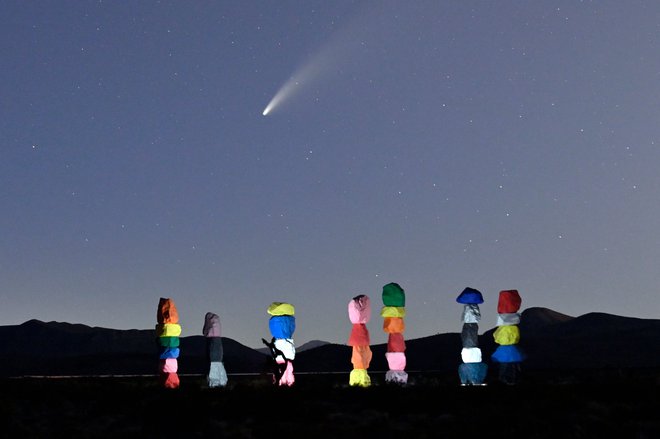 Ljubiteljsko ukvarjanje z astronomijo je v času omejitev druženja zaradi nevarnosti širjenja okužb z novim koronavirusom zelo primeren hobi. FOTO: David Becker/AFP