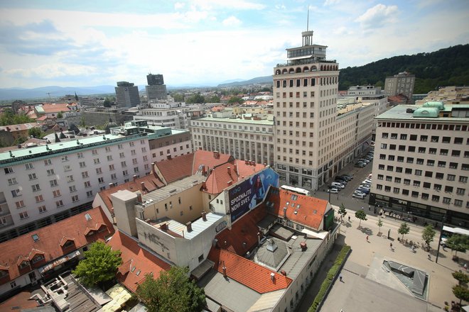 Ob ljubljanskem gradu in cerkvenih zvonikih je Nebotičnik postal nova mestna dominanta, orientacijska točka, prostor družabnega življenja, kakor ga opisuje kustos Bogo Zupančič.<br />
FOTO: Jure Eržen/Delo