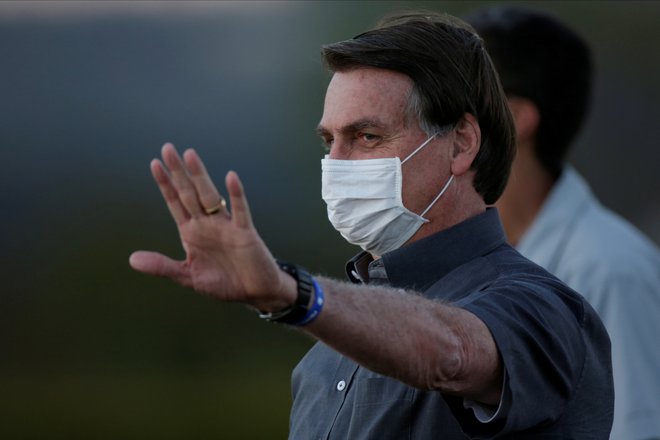 Predsednik Jair Bolsonaro dela iz svoje rezidence, odkar so pri njem prvič potrdili okužbo z novim koronavirusom. Za covidom-19 je zbolelo tudi več brazilskih ministrov. FOTO: Ueslei Marcelino/Reuters