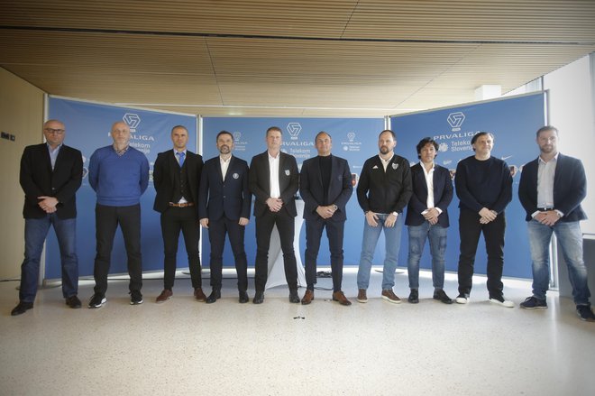 Dušan Kosić (četrti z leve) je prejel priznanje za najboljšega trenerja sezone 2019/20. FOTO: Jure Eržen