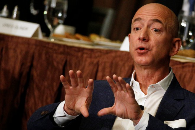 Jeff Bezos bi s svojim premoženjem lahko kupil štiri velike britanske banke. FOTO: Brendan McDermid/Reuters