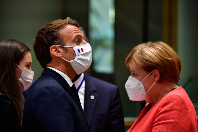 Finska premierka Sanna Marin, francoski predsednik Emmanuel Macron in nemška kanclerka Angela Merkel vsi prihajajo iz držav, ki v evropski proračun vplačajo več sredstev, kot pa jih iz njega dobijo. Foto: John Thys/Afp