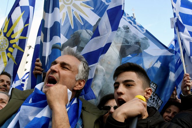 Na protestu proti dogovoru vlad Aleksisa Ciprasa v Atenah in Zorana Zaeva v Skopju se je v nedeljo zbralo več kot 100.000 ljudi. FOTO: Reuters