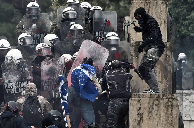 Današnjo razpravo in predvideno glasovanje o sporazumu o razrešitvi spora v grškem parlamentu bi ponovlo lahko spremljali nasilni protetsi. Foto: AFP