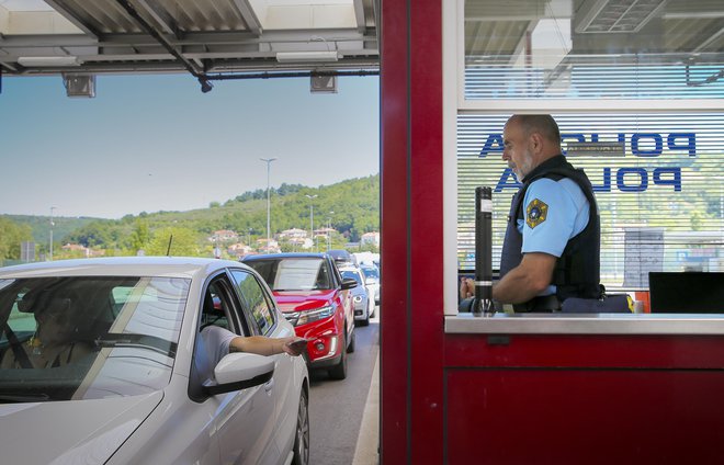 Policisti so do enih manj strogi, do drugih bolj. Foto Jože Suhadolnik/Delo