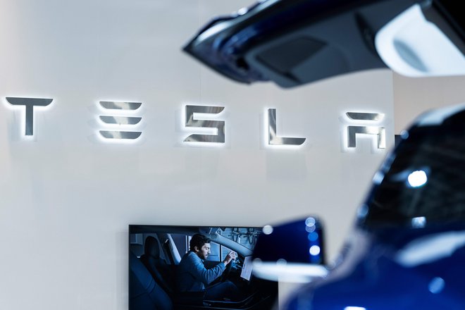 Podjetje Tesla še naprej kljubuje trendom, povečuje prodajo in zdaj tudi ustvarja dobiček.<br />
FOTO: Kenzo Tribouillard/AFP