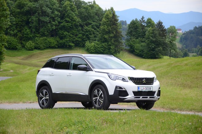 Peugeot 3008 je nekje na sredini svoje generacijske kariere, tudi po štirih letih deluje dobro. FOTO: Gašper Boncelj