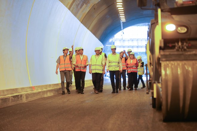 Obnova zahodne cevi predora Golovec poteka po načrtih in bo predvidoma 17. avgusta odprta za promet, je na ogledu gradbišča dejal minister za infrastrukturo Jernej Vrtovec.<strong> </strong>Foto Voranc Vogel