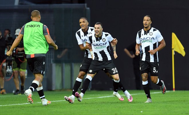 Makedonec Ilija Nestorovski je v skupaj s soigralci proslavil prvi gol proti Juventusu. FOTO: Jennifer Lorenzini/Reuters