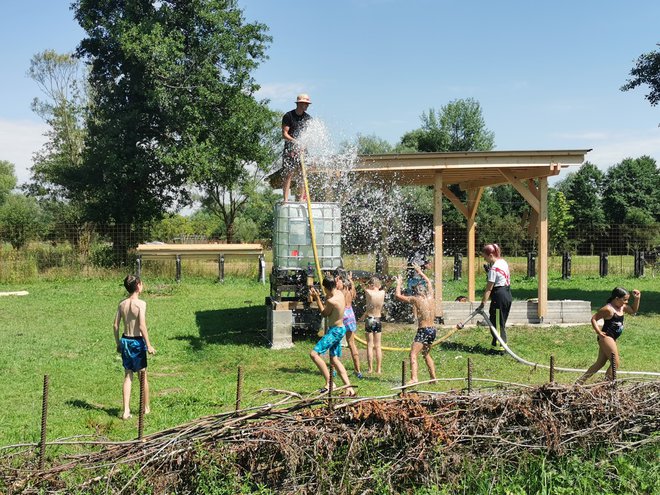 Za starše je ključnega pomena zaupanje &ndash; da z otrokom ne bo nič narobe, če bo nekaj časa moker tekal sem in tja. FOTO: Lucijan Zalokar/Delo