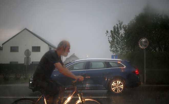 Zaradi močnega dežja so bili poplavljeni ceste, kleti in dvorišča, podrla so se številna drevesa. FOTO: Blaž Samec/Delo