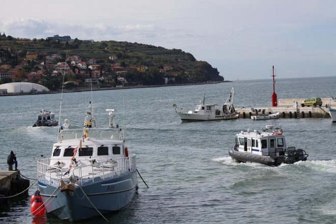 Reševanje jadrnice FOTO: PU Koper