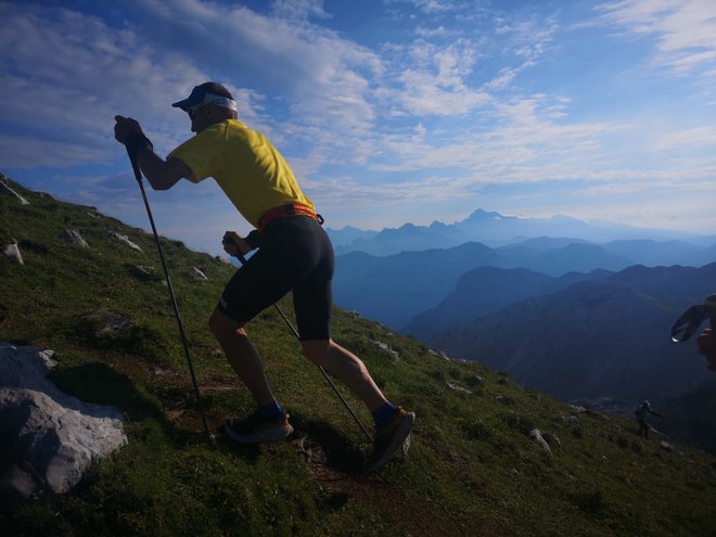 Vzpon na Prehodavce in spust mimo Triglavskih jezer je hitro minil, je pred dnevom in pol na facebooku poročal Marjan Zupančič. FOTO: Alpe Adria Trail Cup