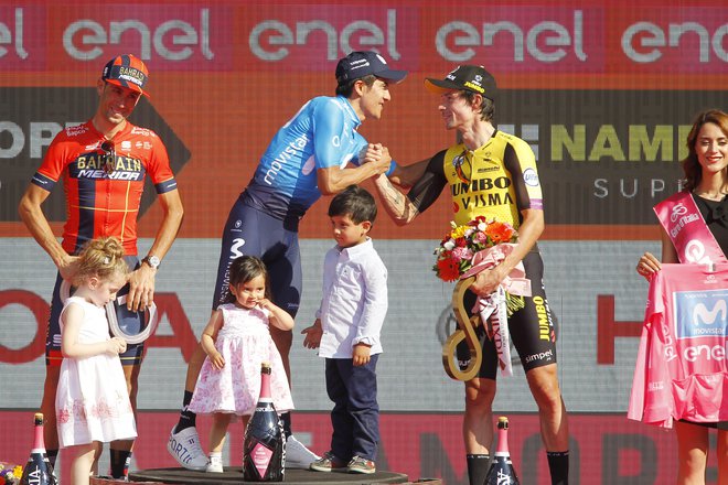 Spomini na lanski Giro, na katerem je zmagal Richard Carapaz pred Vincenzom Nibalijem (levo) in Primožem Rogličem (desno). FOTO: Leon Vidic/Delo