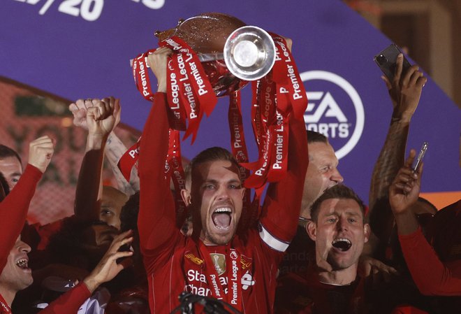 Jordan Henderson je pred dnevi visoko dvignil šampionski pokal v angleškem prvenstvu. FOTO: Phil Noble/Reuters