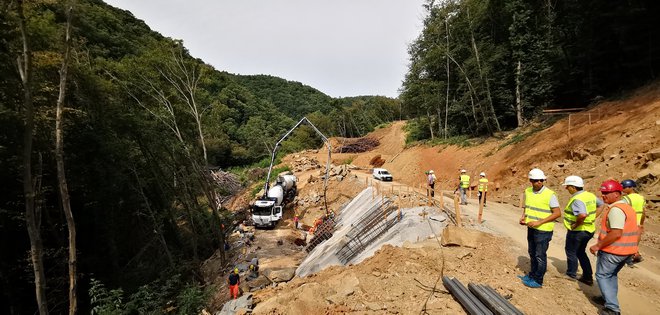 Zadnji metri dostopne poti do delovišča s štirimi predorskimi portali. FOTO: Boris Šuligoj