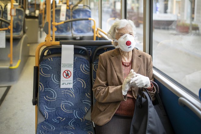 Nošenje mask tako priporočajo na avtobusih, vlakih in letalih ter letališčih in postajah. FOTO: Voranc Vogel/Delo