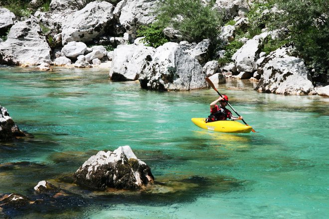 Soča je raj za izkušene kajakaše. FOTO: Blaž Močnik/Delo