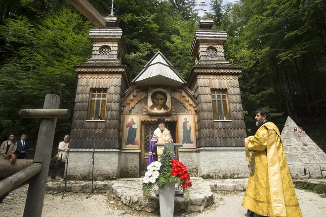 Predstavnika ruske cerkve med verskim obredom. FOTO: Jure Eržen/Delo