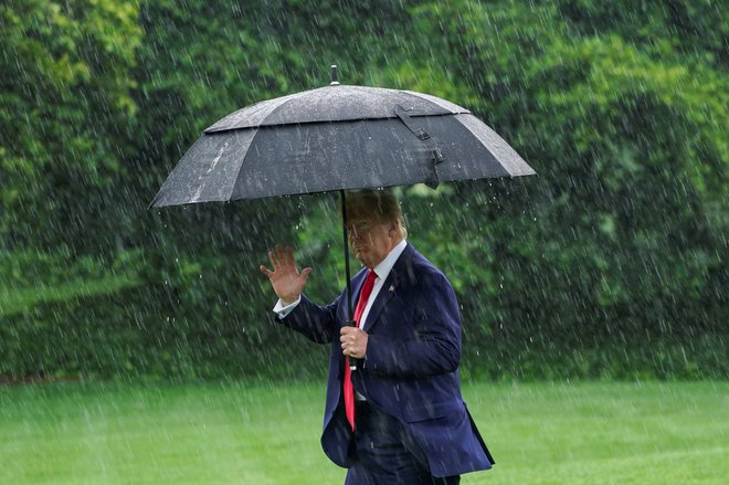 Predsednik Donald Trump maha novinarjem med odhodom iz Bele hiše proti teksaškemu Dallasu. FOTO: Kevin Lamarqu/Reuters