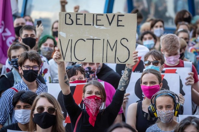 &quot;Verjemite žrtvam&quot; so na petkovih protestih v Varšavi med drugim sporočale protestnice in protestniki. FOTO:Wojtek Radwanski/AFP