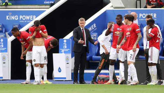 Lažje je zadihal tudi trener Manchester Uniteda Ole Gunnar Solskjær (v sredini), ki je na trenerskem stolčku nasledil Joseja Mourinha. Z uvrstitvijo v ligo prvakov je ohranil položaj trenerja. FOTO: Carl Recine Pool/Reuters