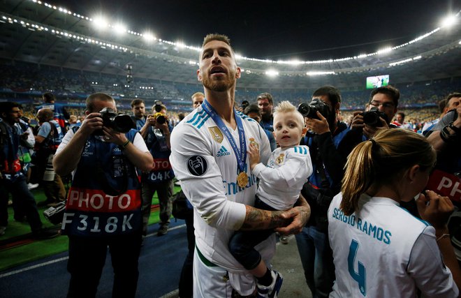 Kapetan Real Madrida Sergio Ramos je imel še en razlog več za veselje, saj sta s soprogo Pilar Rubio povečala družino za še četrtega sina. FOTO: Gleb Garanich/Reuters