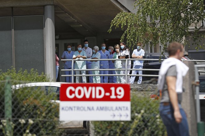 Zaradi bolezni covid-19 je bilo včeraj v bolnišnici 20 ljudi, trije na intenzivni negi. FOTO: Leon Vidic/Delo