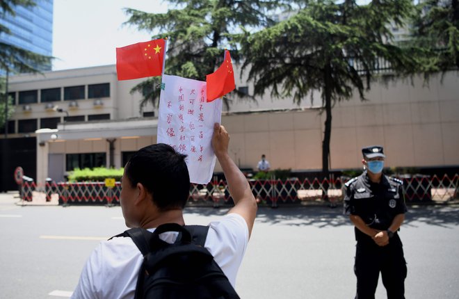 Zapiranje ameriškega konzulata v Chengduju je potekalo precej mirneje kot zapiranje kitajskega v Houstonu. Foto Noel Celis/AFP
