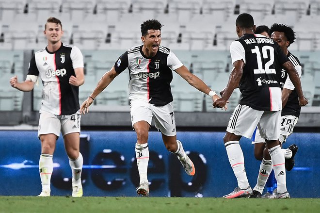 Nogometaši Juventusa s svojim prvim zvezdnikom Cristianom Ronaldom niso skrivali veselja ob novi lovoriki. Foto Marco Bertorello/AFP