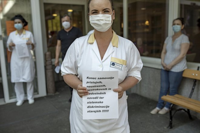 Zaposleni v nekaterih domovih za starejše so pred dnevi opozarjali na pomanjkanja navodil in diskriminacijo starejših. V skupnosti socialnih zavodov še vedno vztrajajo, da domovi ne morejo preprečiti širjenja, ko okužba enkrat pride vanje, saj za to nimajo pogojev. Foto Voranc Vogel