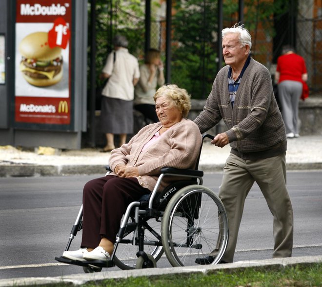 Invalidi imajo največ težav z mobilnostjo, premagovanjem ovir v javnem prevozu in z dostopnostjo objektov in storitev. Foto Aleš Černivec