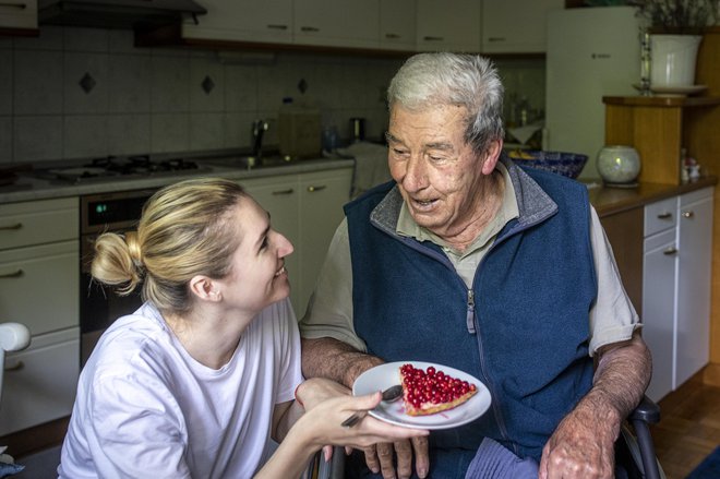 Študentje na medgeneracijskih počitnicah v Franciji ne nadomeščajo negovalk, ampak so samo ustrezno usposobljena in preverjena poletna družba starejšim, ki si to lahko privoščijo. Foto Voranc Vogel